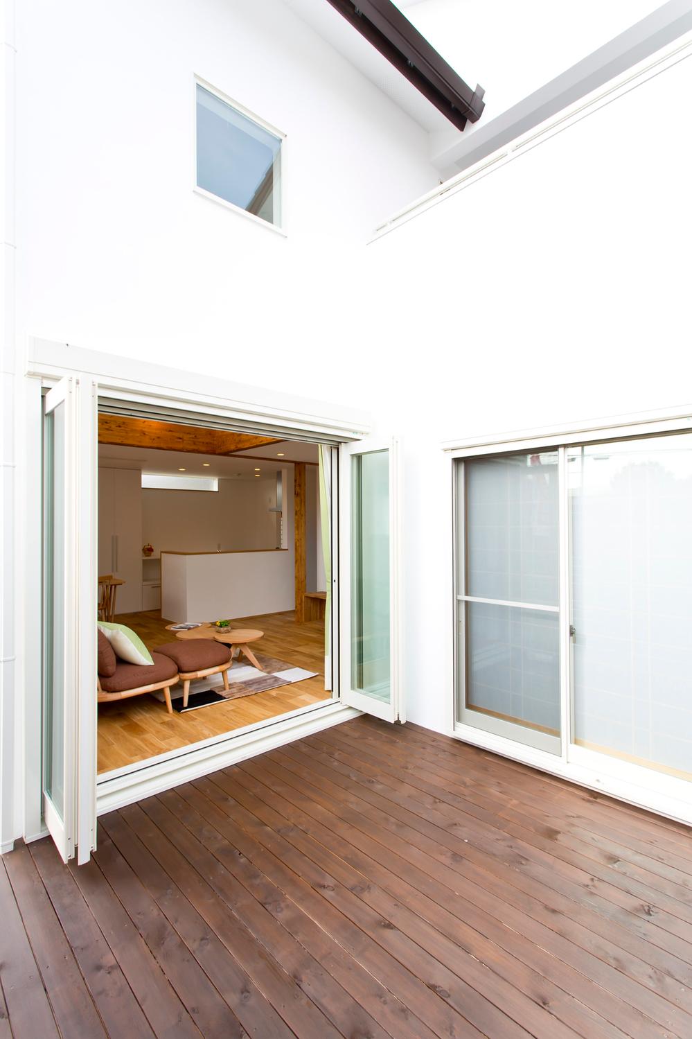 living ・ Private deck for the family to become a Japanese-style room and one connection