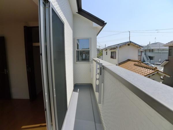 Balcony. Laundry Jose you a lot in a wide veranda.