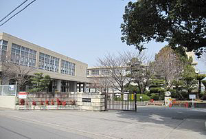 Junior high school. Kakogawa 923m until junior high school (junior high school)