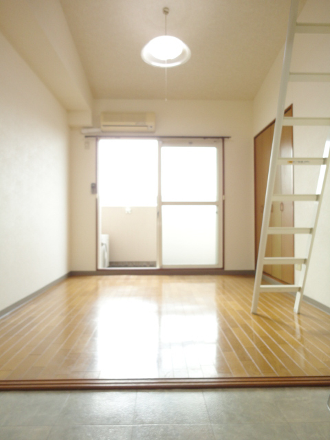 Other room space. Bright Western-style ^^ in the southwest-facing