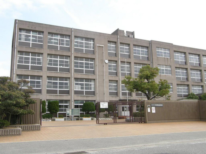 Junior high school. Hiraoka 1242m south to junior high school (junior high school)