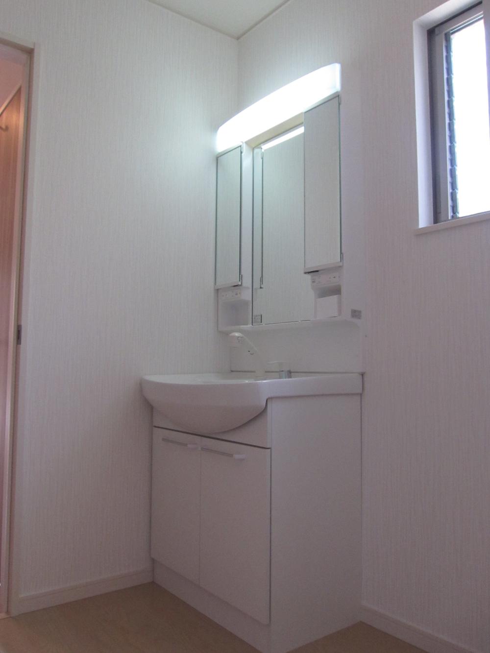Wash basin, toilet. ◆ Wash basin (August 2013) Shooting