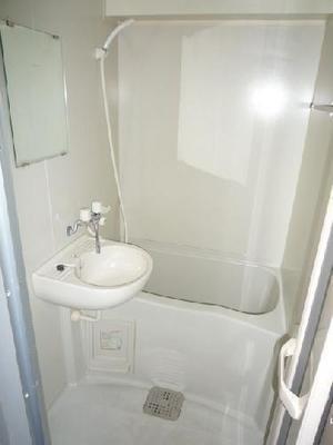 Bath. Washbasin.
