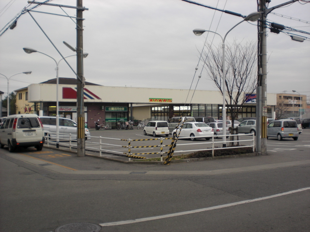 Supermarket. Maruay Hamanomiya to the store (supermarket) 950m