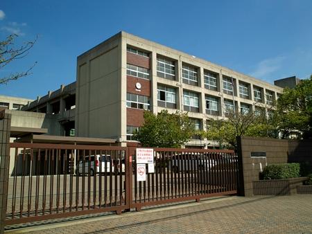 Junior high school. Kakogawa until City Central Junior High School 1083m