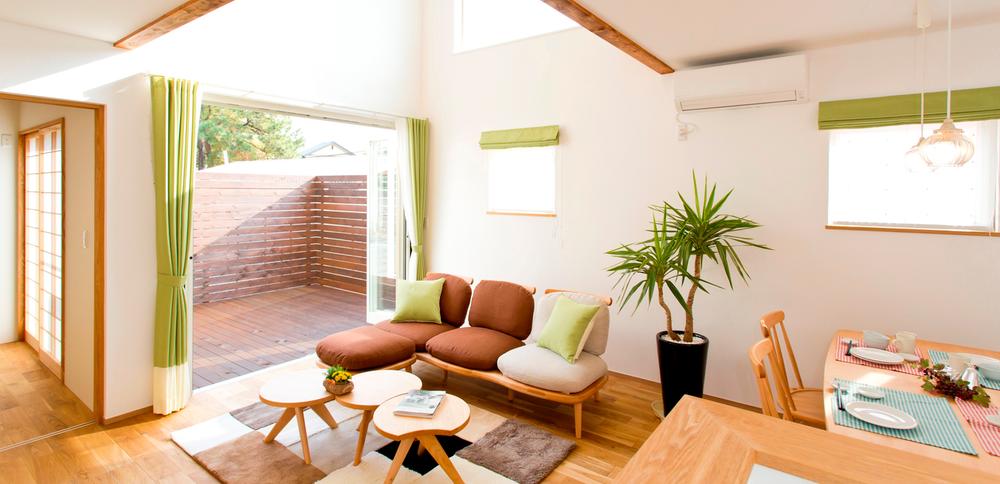 Living. Nara of solid wood and the pure white wall is impressive LDK of calc-Wall. Sunlight makes increasing the brightness of the wood deck that is also in the blow and the second living. 