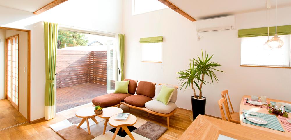 Living. Nara of solid wood and the pure white wall is impressive LDK of calc-Wall. Sunlight makes increasing the brightness of the wood deck that is also in the blow and the second living.