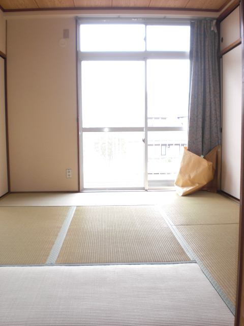 Living and room. Per diem good Japanese-style room 6 quires ^^