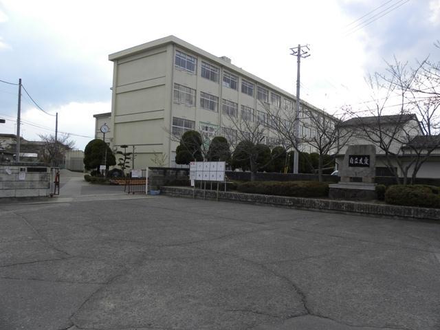 Junior high school. Hiraoka 700m until junior high school