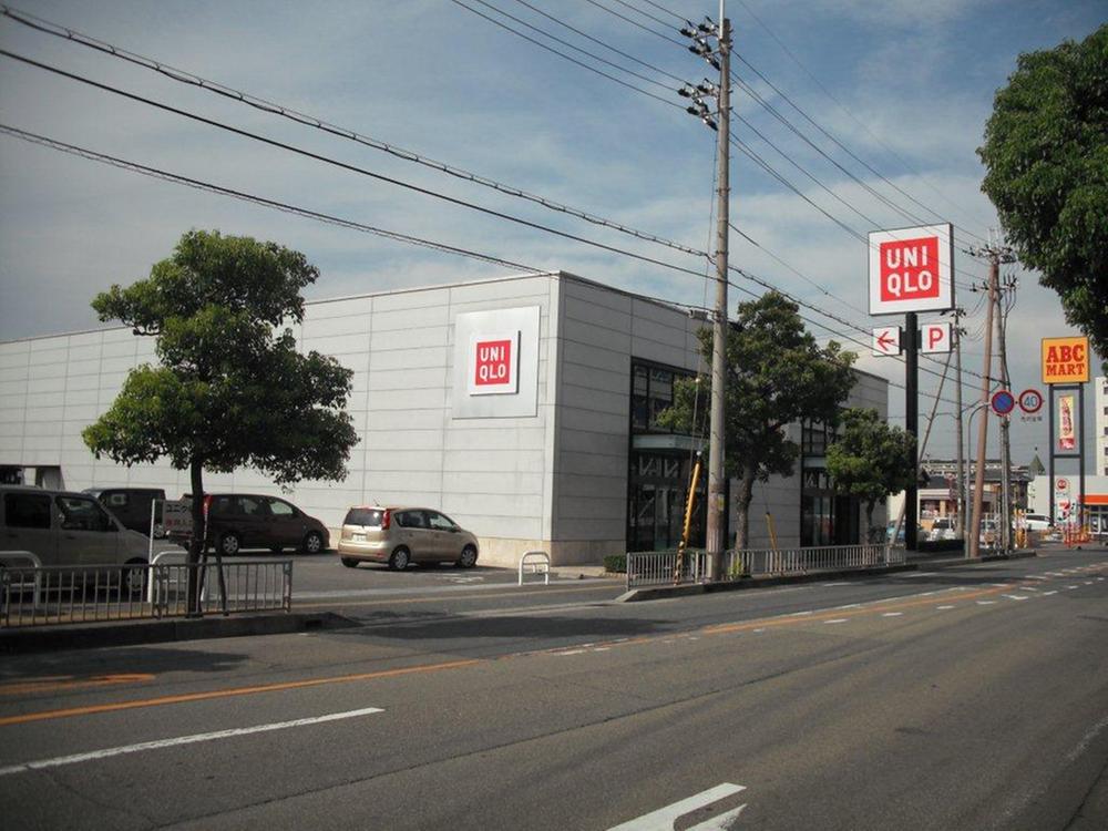 Shopping centre. 1250m to UNIQLO