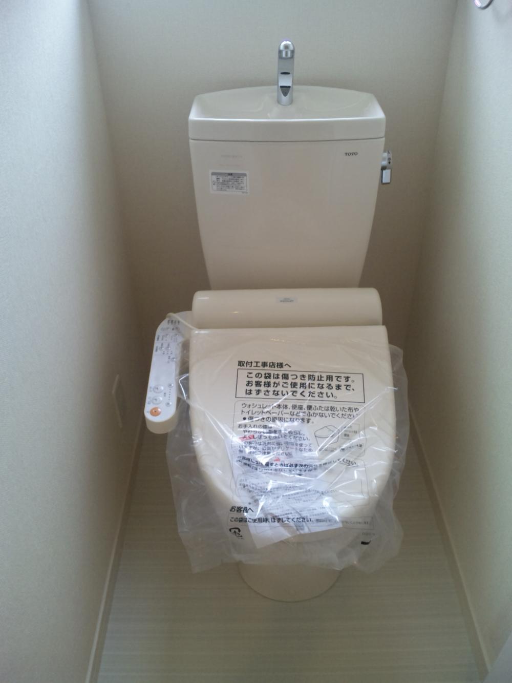 Toilet. Same specifications toilet 1F is a shower