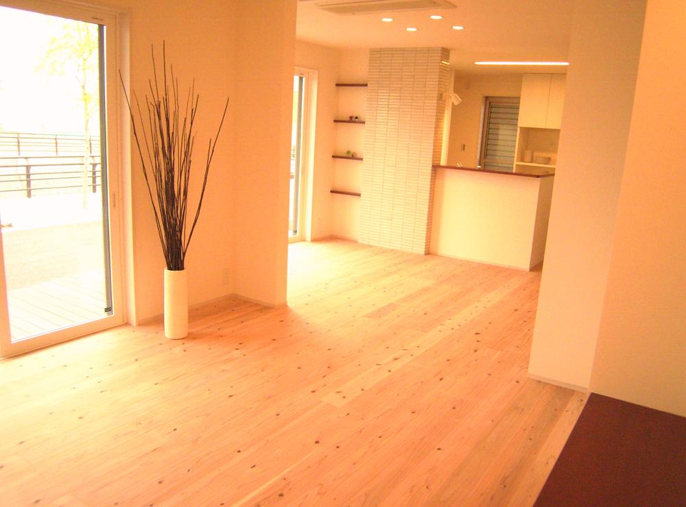 Model house photo. Flooring with solid wood. It is easy to spend space family warmth is felt. 