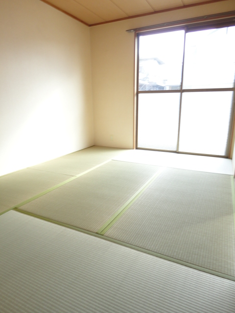 Other room space. Facing south in the bright Japanese-style room 6 quires ^^