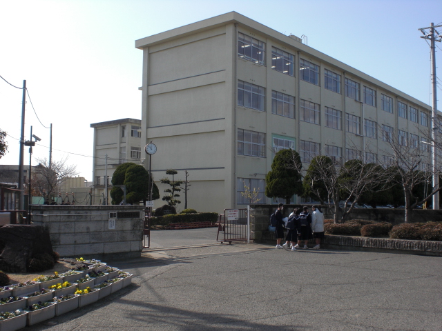 Junior high school. Kakogawa City Hiraoka up to junior high school (junior high school) 416m
