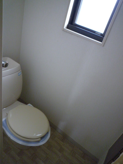 Toilet. Yes window