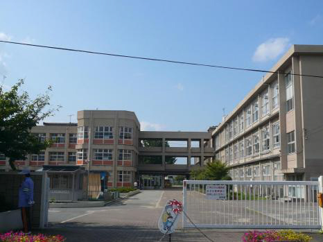 Primary school. Hiraoka up to elementary school (elementary school) 806m