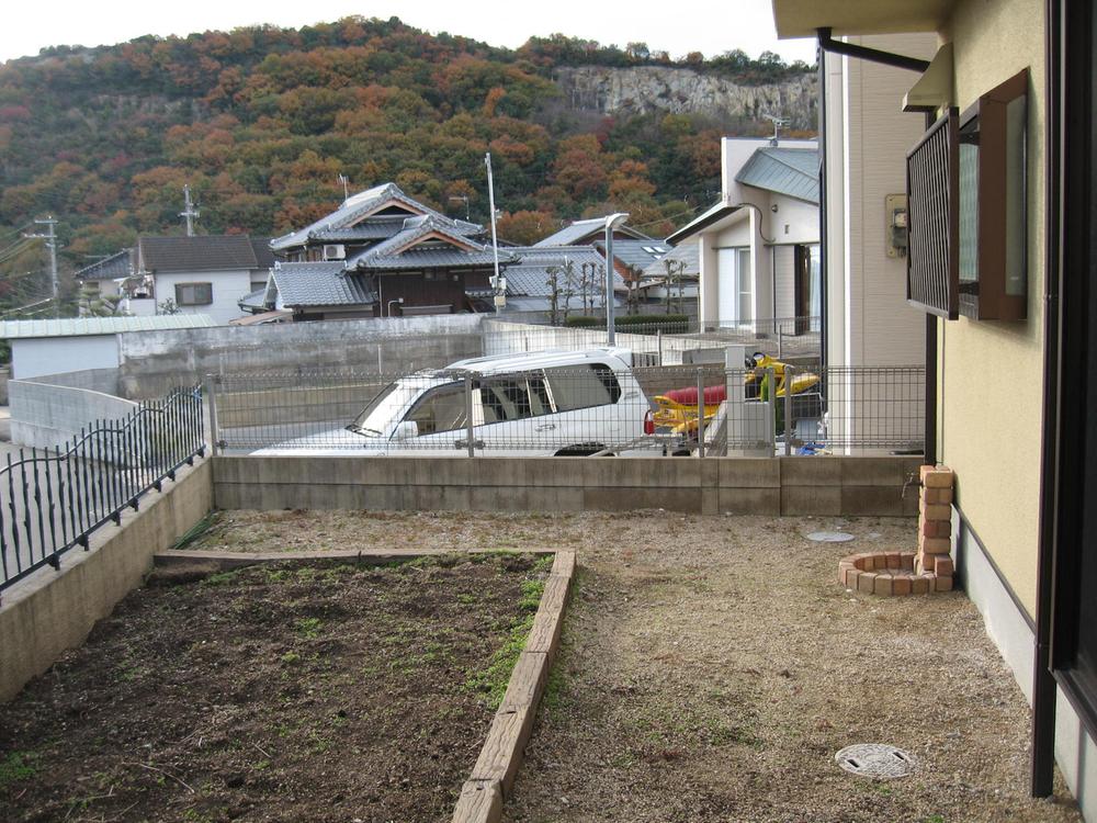 Garden. Local (11 May 2013) Shooting The garden is also widely There is a flower bed. Stylish washbasin faucet also had a building