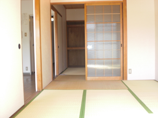 Other room space. Is a Japanese-style room 6 quires ^^