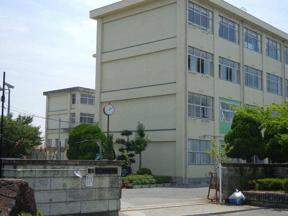 Junior high school. Kakogawa City Hiraoka up to junior high school 1561m