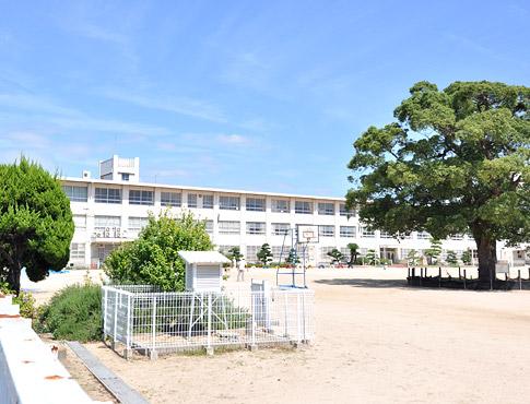 Primary school. Municipal Harima until elementary school 640m