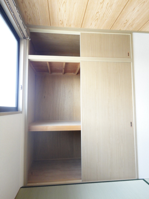 Other room space. Japanese-style room is a 6-quires storage!