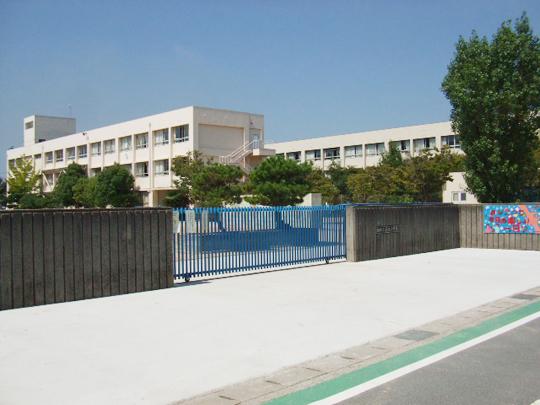 Primary school. Harima-cho stand Hasuike to elementary school 180m