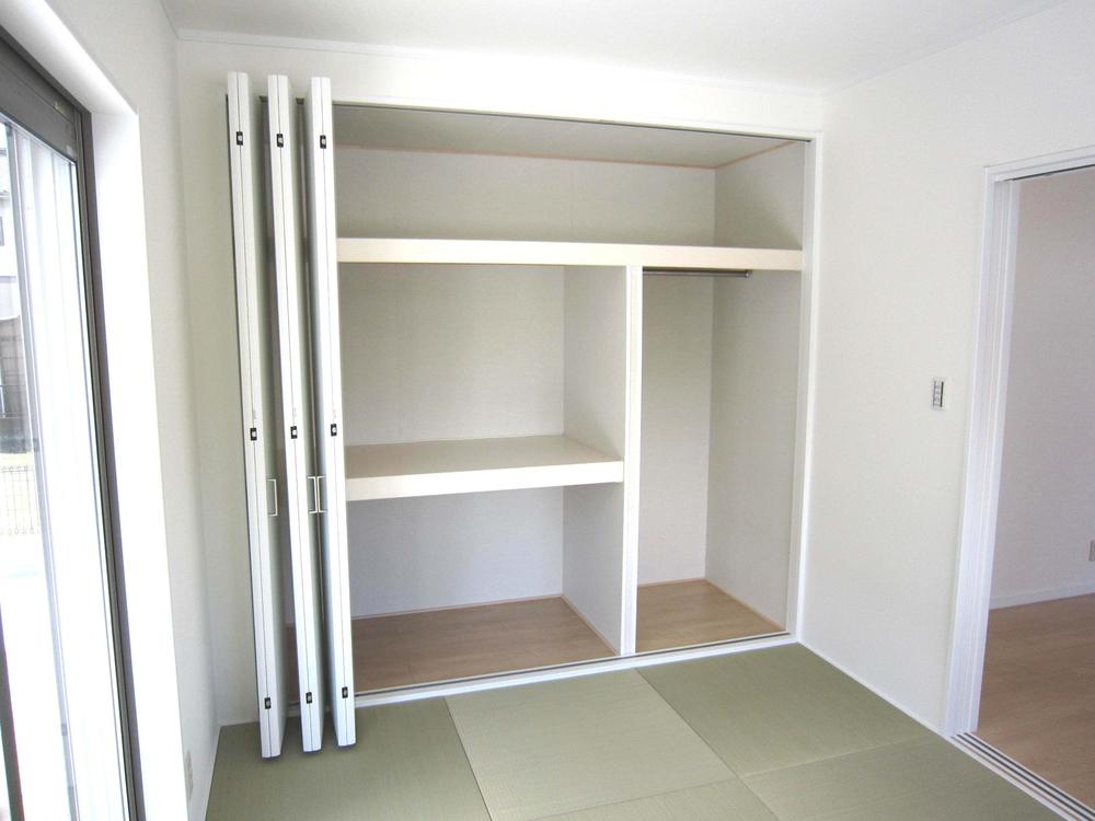 Receipt. It is the first floor Japanese-style room with plenty of storage