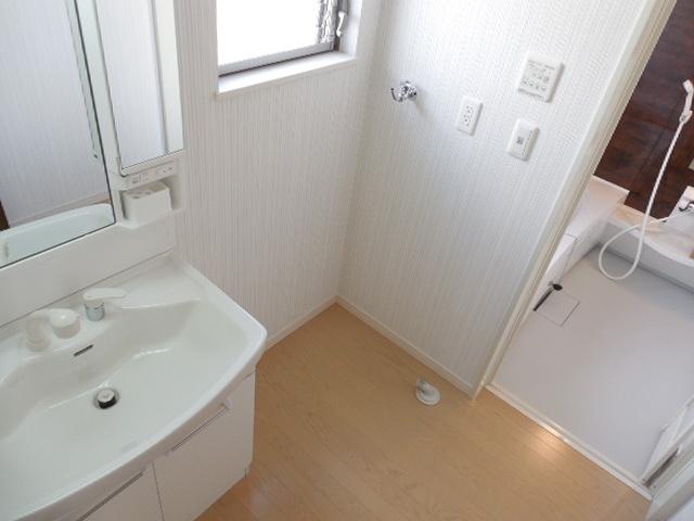 Wash basin, toilet. Since the shampoo basin sink is the morning of the bedhead push Ease. There is also Laundry Area! 
