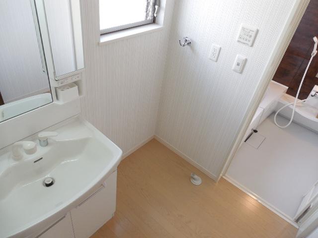 Wash basin, toilet. Since the shampoo basin sink is the morning of the bedhead push Ease. There is also Laundry Area!