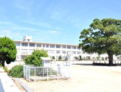Primary school. Municipal Harima until elementary school 460m