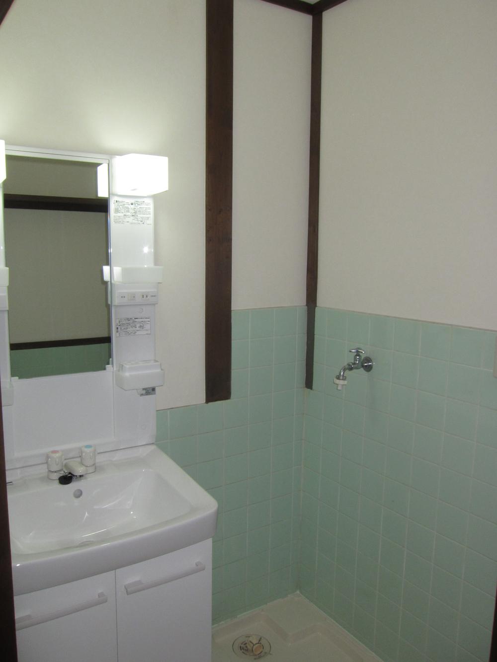 Wash basin, toilet.  ◆ Indoor (June 2013) Shooting