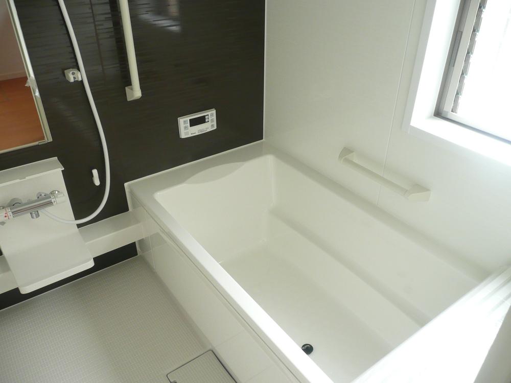Same specifications photo (bathroom). The company example of construction (bathroom) Bathroom with heating dryer