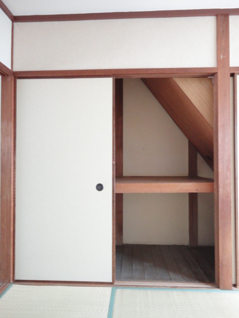 Receipt. First floor Japanese-style room storage!