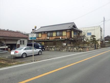 Local appearance photo. There spacious 13LDK! You can park your car for more than 10 units! About There is also 65 Pledge of warehouse! It is about a 4-minute walk from the Chugoku Expressway Co., PA, You can also enjoy going out riding on the high-speed bus at a convenience store equipped