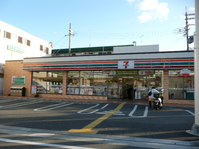 Convenience store. Eleven Kawanishi Tsuzumigataki Ekimae up (convenience store) 1024m