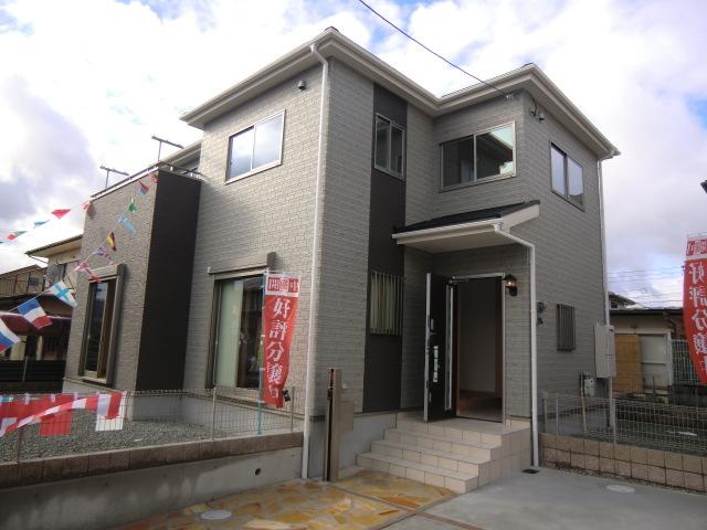 Local appearance photo. Outer wall adopted to wash away the dirt in local photo (appearance) rain!