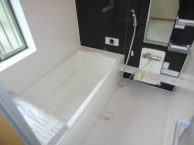 Bathroom. Local photo (bathroom) Bathroom heating dryer! Warm bath!