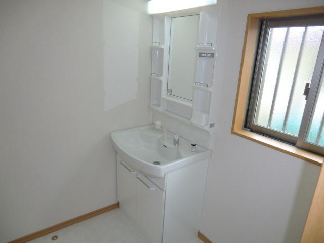 Other Equipment. Large bowl, Retractable hand shower!