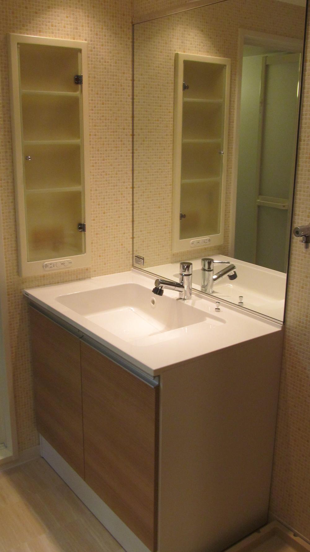 Wash basin, toilet.  ■ Easy-to-use spacious washroom ■
