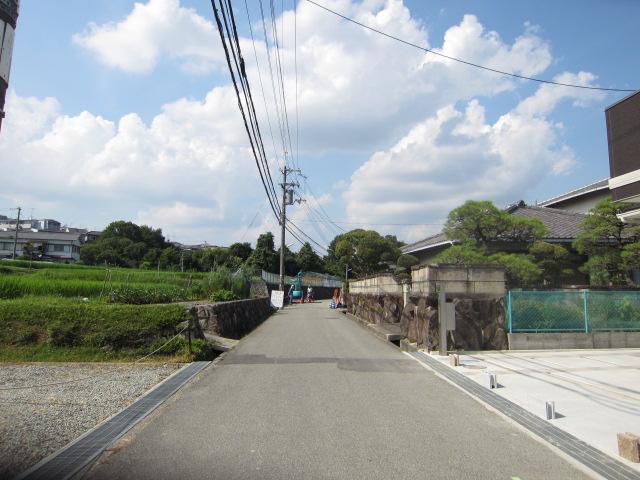 Local photos, including front road. Property of the west front of the road (from the south)