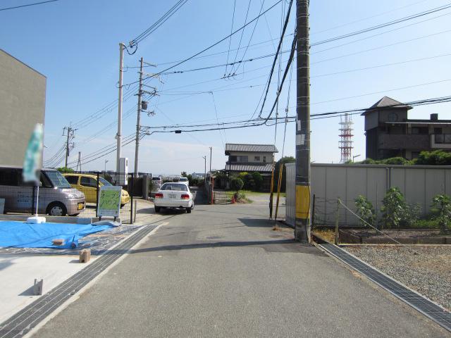 Local photos, including front road. Property of the west front of the road (from the north)