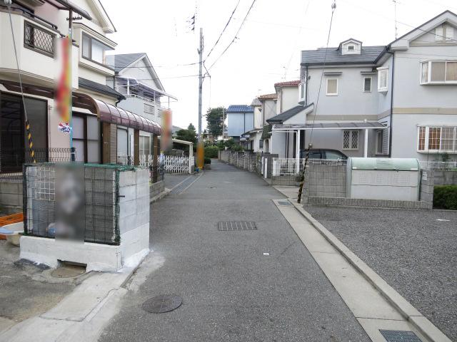 Local photos, including front road. Property of the south front of the road (from the west)