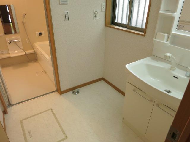 Wash basin, toilet. bathroom