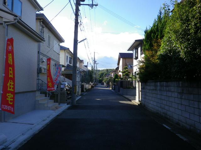 Local photos, including front road. Property of the north front of the road (from the east)