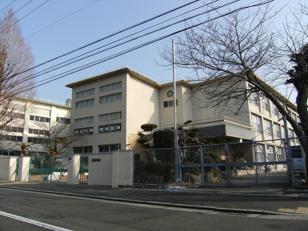 Junior high school. 630m to Kawanishi south junior high school
