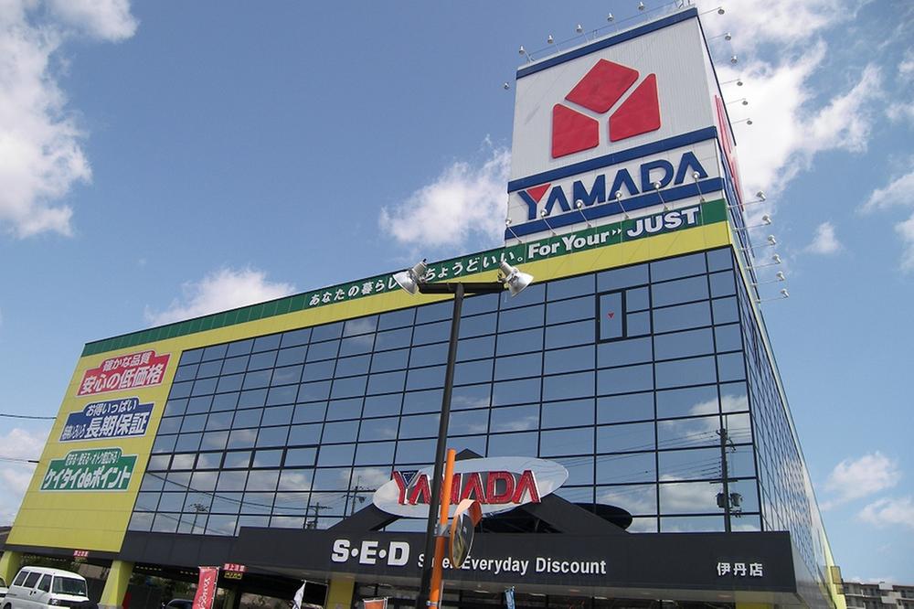 Shopping centre. 1500m to Yamada Denki Kita-Itami shop