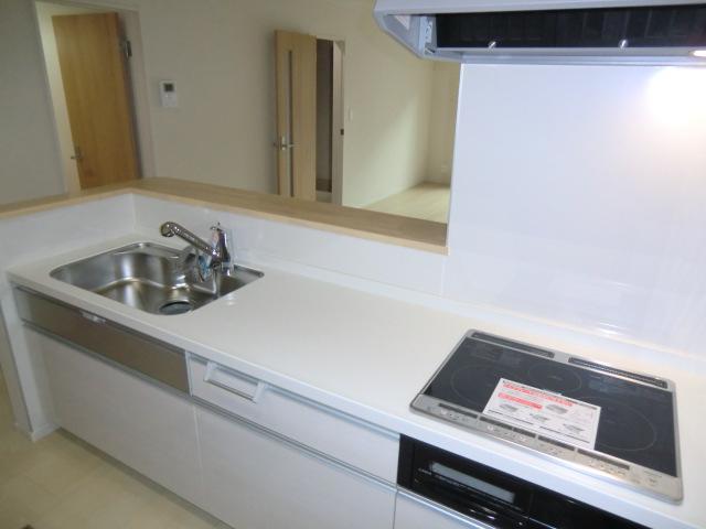 Same specifications photo (kitchen). Same specifications photo (kitchen) Slide storage! Water purifier with shower! 