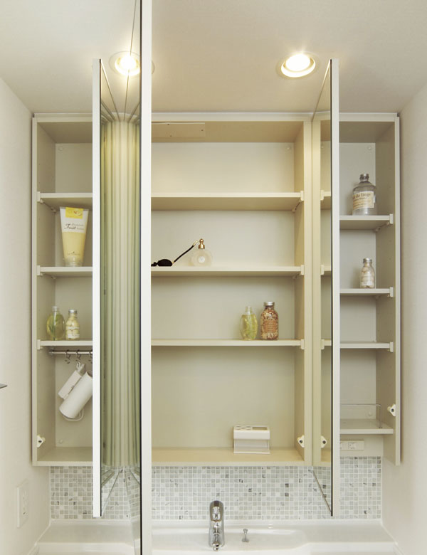 Bathing-wash room.  [Three-sided mirror back storage] The three-sided mirror back of vanities, Cosmetics and hair care products, Space that can hold small items, etc. have been installed ※ Anti-fog heaters, Installation only the central mirror (same specifications)