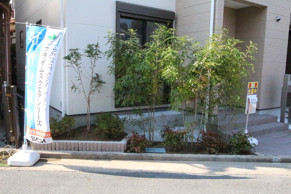 Other. Exterior (November radiographing 2013) Ashirai planting at the entrance next to, The appearance of the atmosphere is now well. 