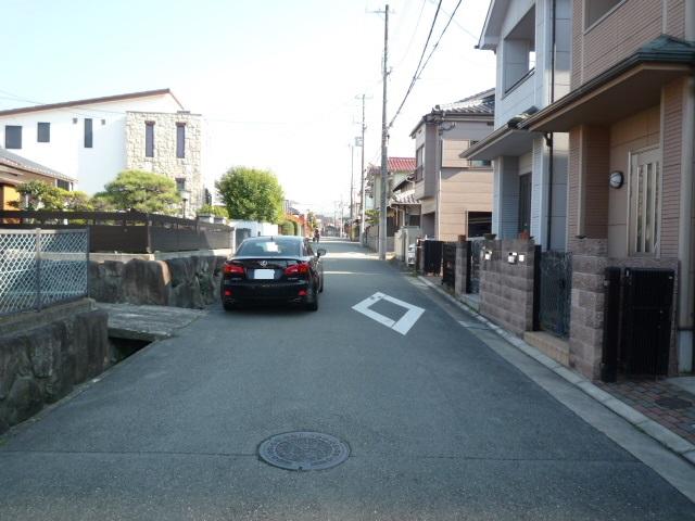 Local photos, including front road. Frontal road